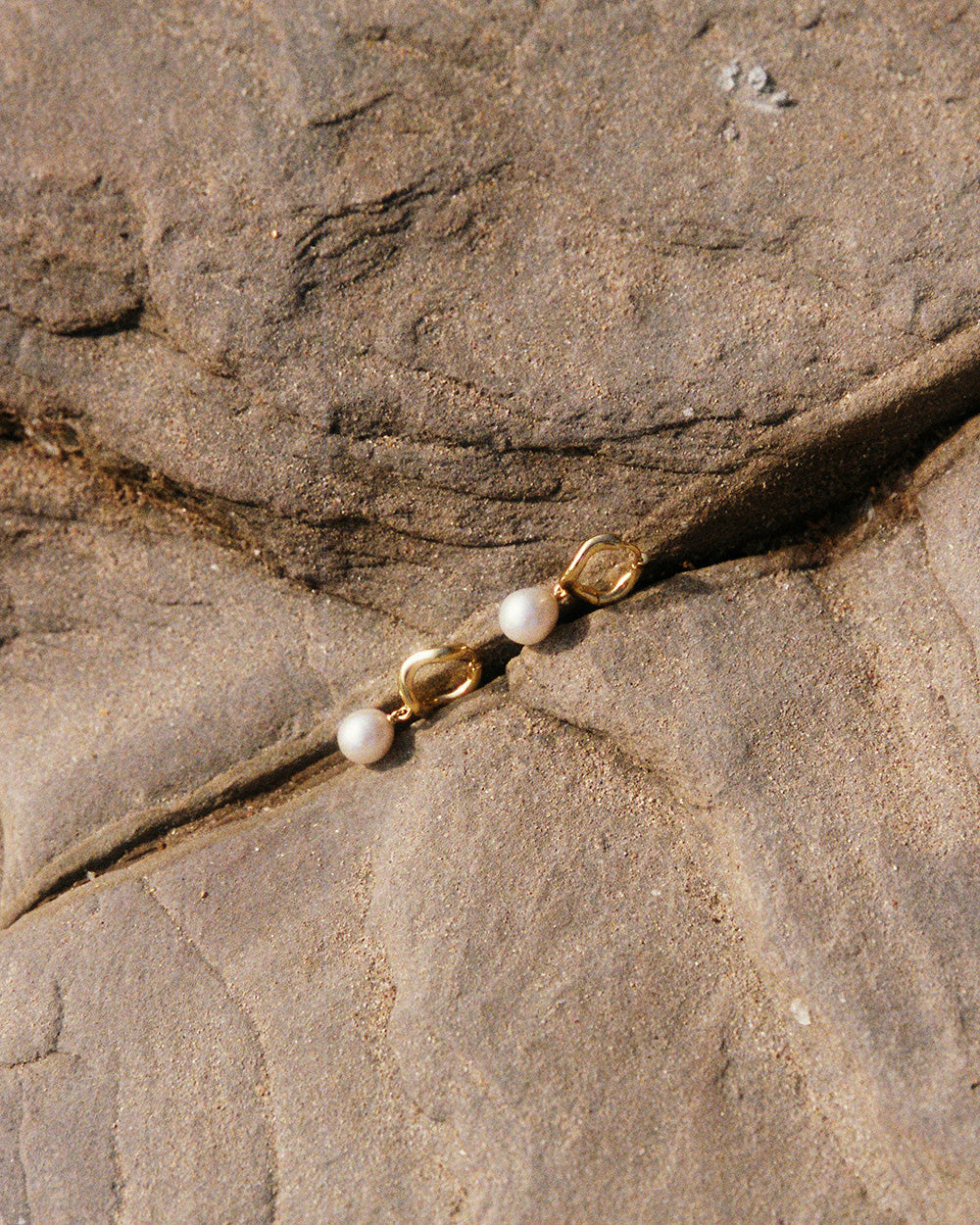 MARIS PEARL HOOPS (18K GOLD PLATED) IMAGE 4