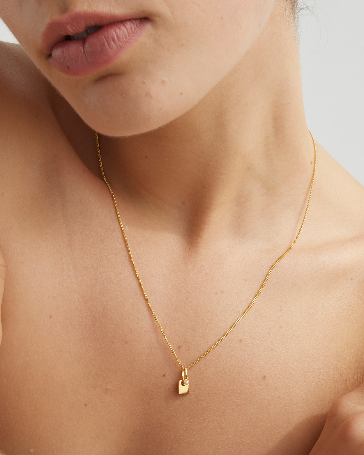 ENGRAVABLE BIRTHSTONE NECKLACE (18K GOLD VERMEIL) IMAGE 3