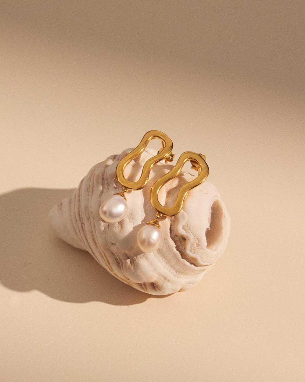 ONDA PEARL EARRINGS (18K GOLD PLATED) IMAGE 4