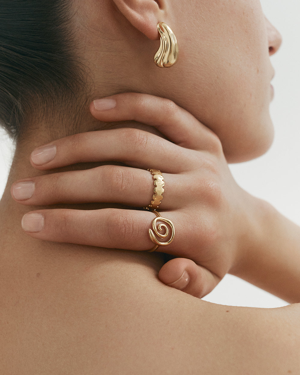 FLOAT OVERSIZED STUDS (18K GOLD PLATED) IMAGE 3