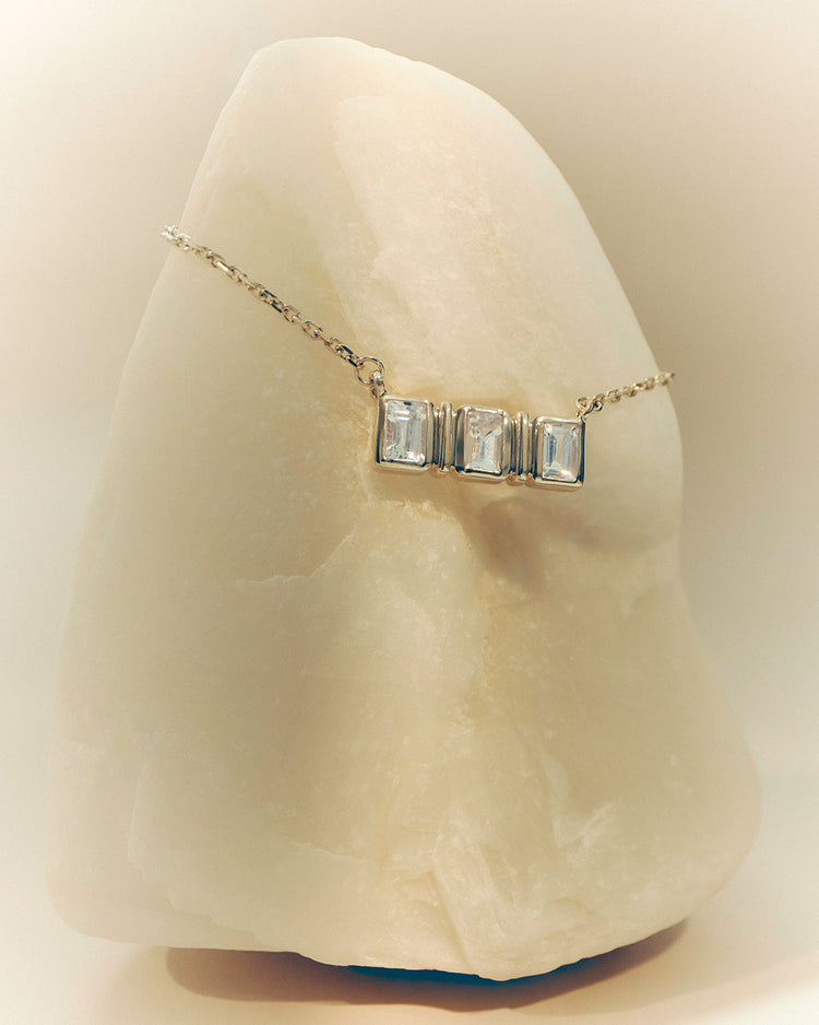ELYSIUM BAGUETTE SAPPHIRE NECKLACE (9K GOLD) IMAGE 3