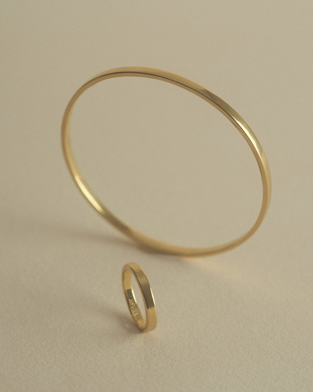 CONTOUR BANGLE (18K GOLD PLATED)