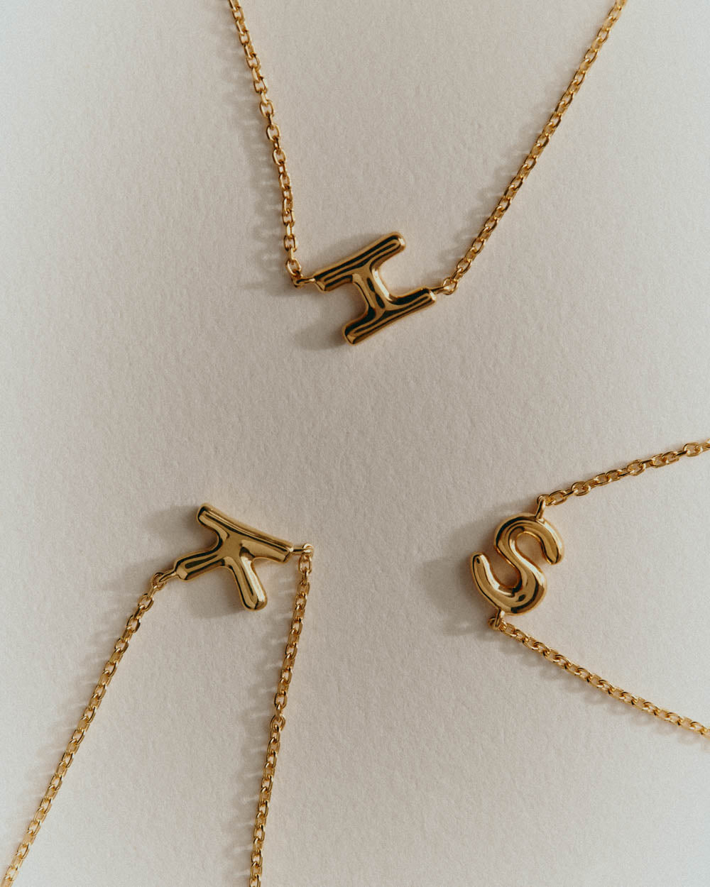 INITIAL BAGUETTE NECKLACE (18K GOLD VERMEIL)