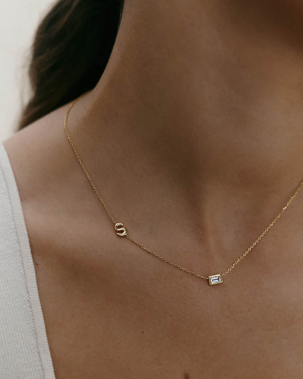 INITIAL BAGUETTE NECKLACE (18K GOLD VERMEIL)