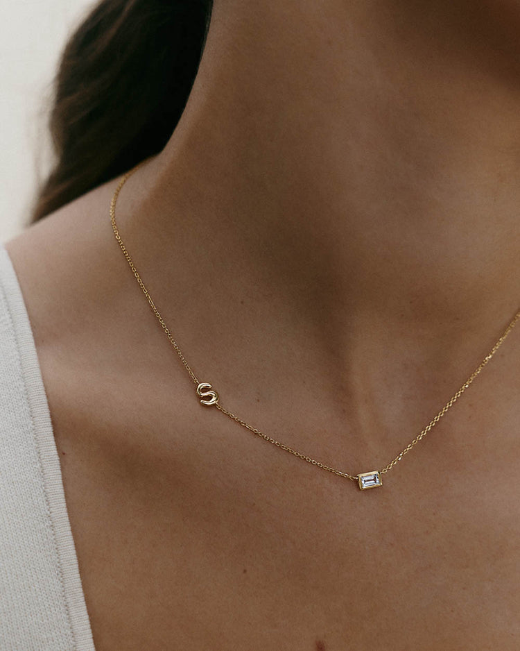 INITIAL BAGUETTE NECKLACE (18K GOLD VERMEIL)