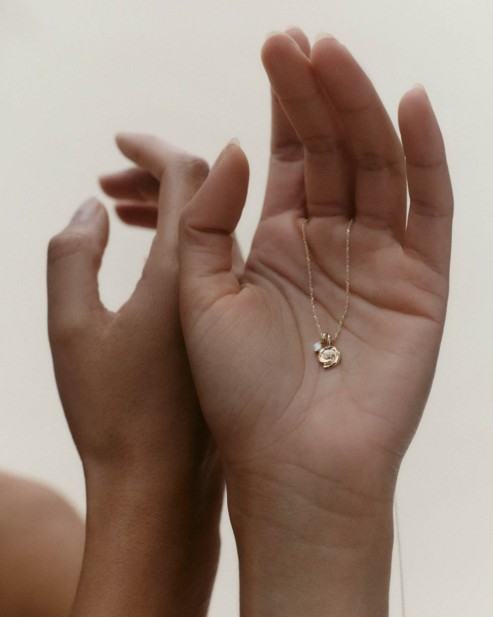 APERIO CHARM (9K GOLD)
