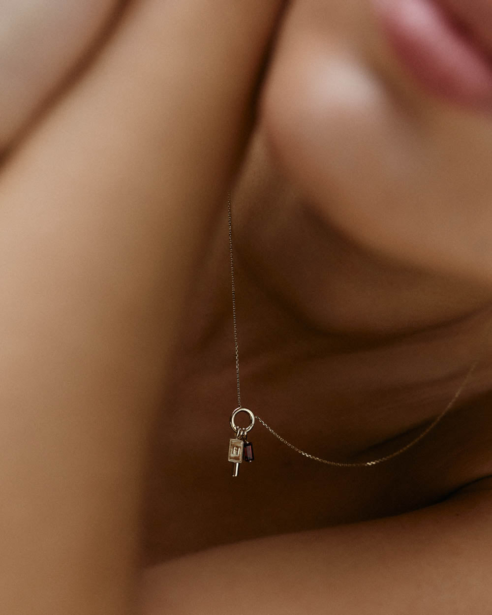 RESONATE CLASP NECKLACE (9K GOLD)