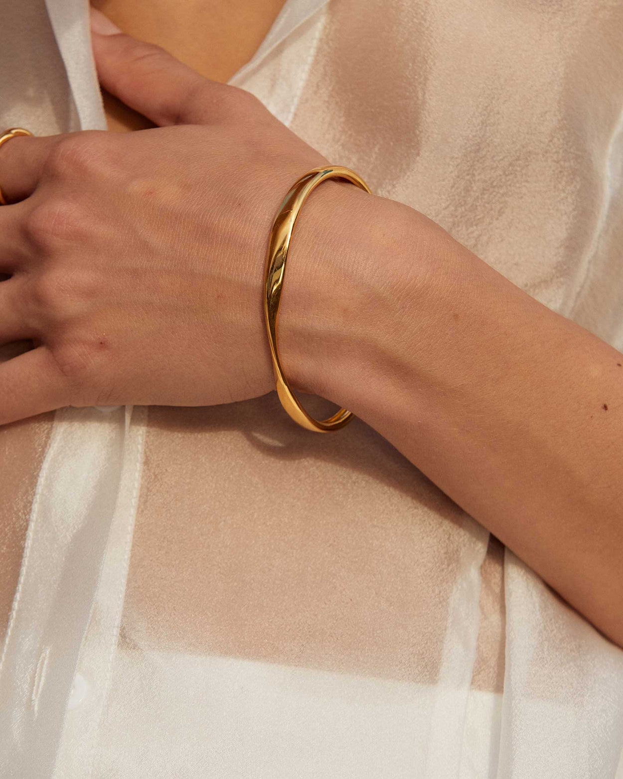 FOLD BANGLE (18K GOLD PLATED) IMAGE 3