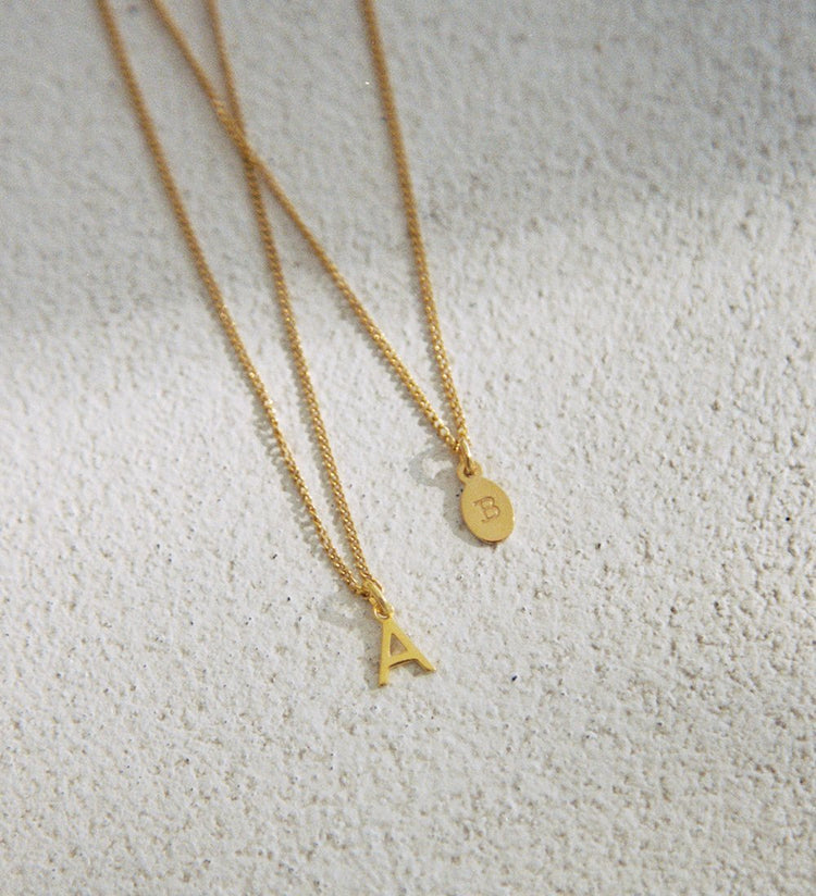 OUTLINE INITIAL NECKLACE A-Z (18K GOLD VERMEIL)