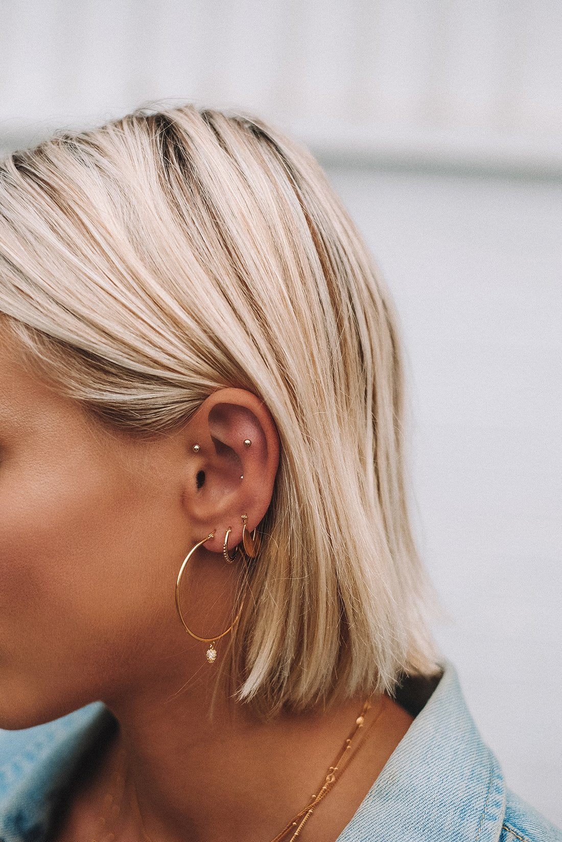 DETAIL HOOP EARRINGS (18K GOLD PLATED) IMAGE 2